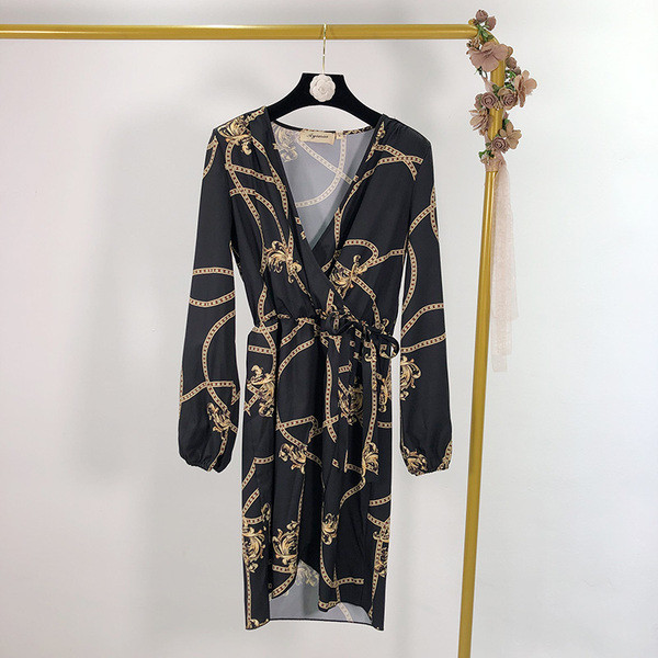 Hosszú fekete ruha mély V-nyakkal, mintával