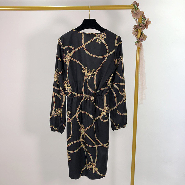 Hosszú fekete ruha mély V-nyakkal, mintával