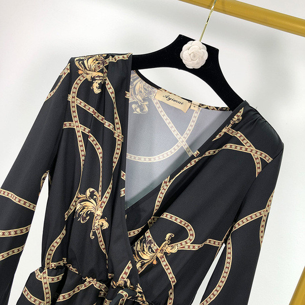 Hosszú fekete ruha mély V-nyakkal, mintával