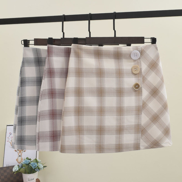 Kockás női szoknya gombokkal több színben