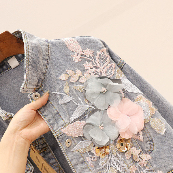 Új modell női farmerdzseki 3D elemekkel, élénk színekben