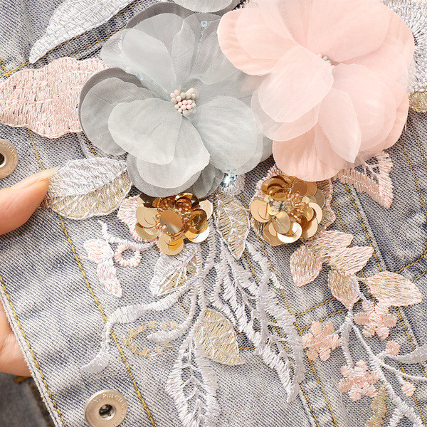 Új modell női farmerdzseki 3D elemekkel, élénk színekben