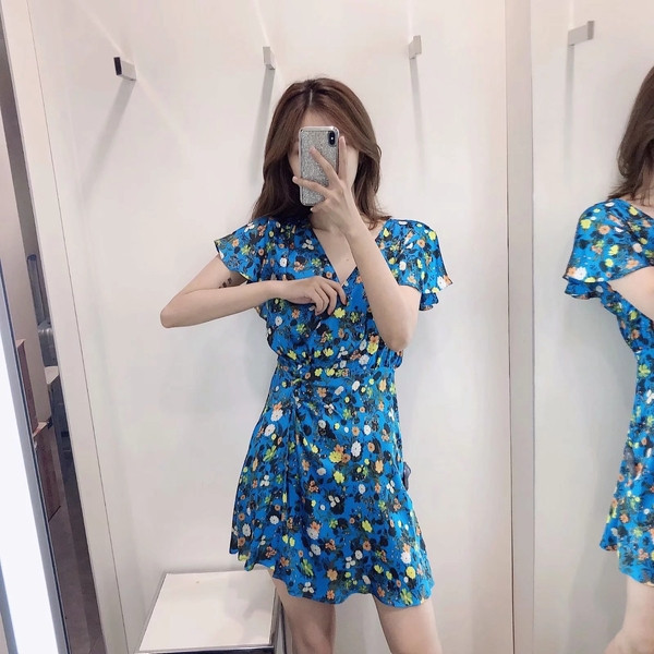 Női alkalmi ruha, kék virágos motívumokkal