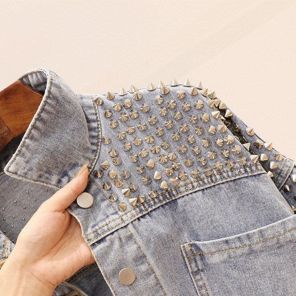 Geaca de dama din denim cu elemente metalice in culori deschise si inchise