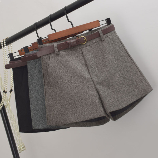 Pantaloni scurti de dama cu curea in mai multe culori