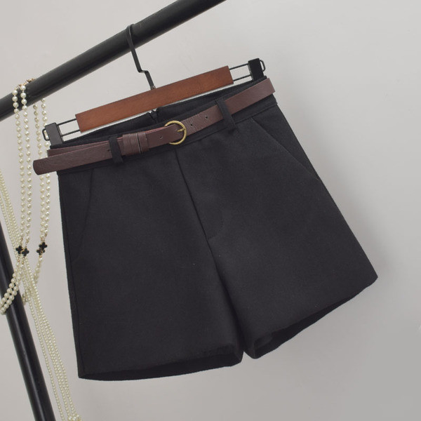 Pantaloni scurti de dama cu curea in mai multe culori