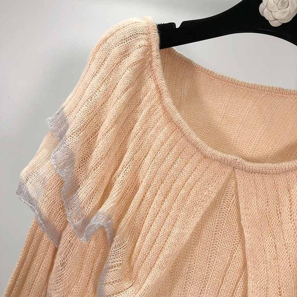 Vékony kötésből készült női blúz