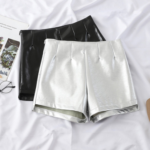 Pantaloni scurti moderni de dama din piele ecologica in negru si argintiu