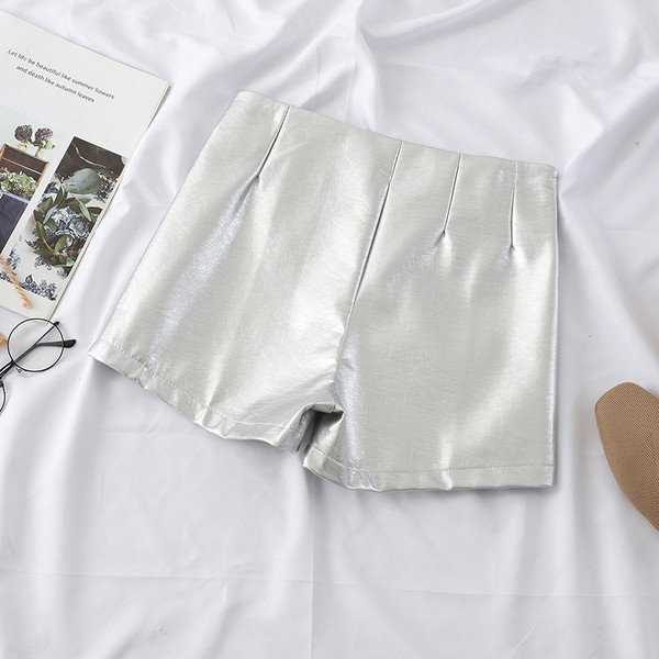 Pantaloni scurti moderni de dama din piele ecologica in negru si argintiu