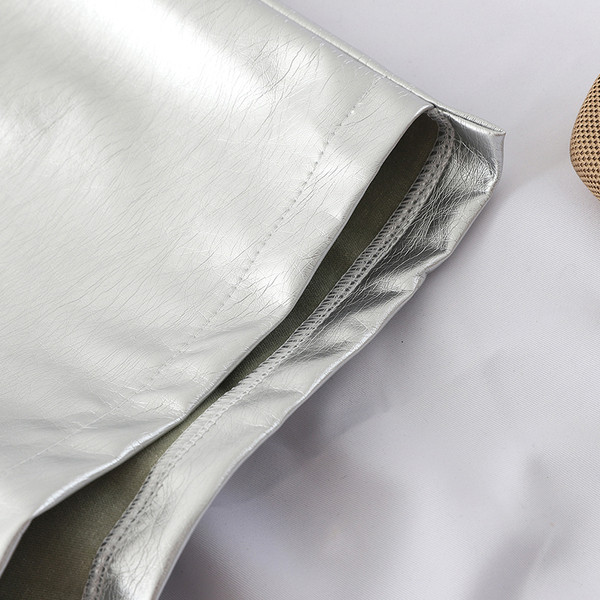 Pantaloni scurti moderni de dama din piele ecologica in negru si argintiu