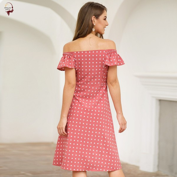 Rochie modernă de damă cu mâneci căzute și nasturi în culoarea roz