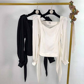 Bluză de damă cu decolteu pătrat și mâneci lungi