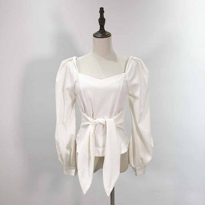 Bluză de damă cu decolteu pătrat și mâneci lungi