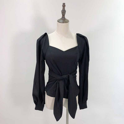 Bluză de damă cu decolteu pătrat și mâneci lungi