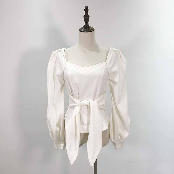 Bluză de damă cu decolteu pătrat și mâneci lungi