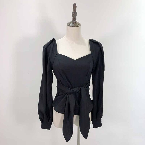 Bluză de damă cu decolteu pătrat și mâneci lungi