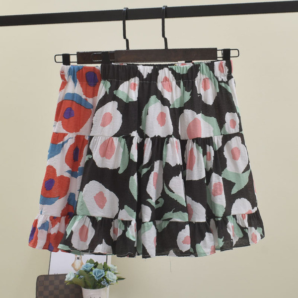 Fusta de dama cu talie elastica si aplicatie colorata