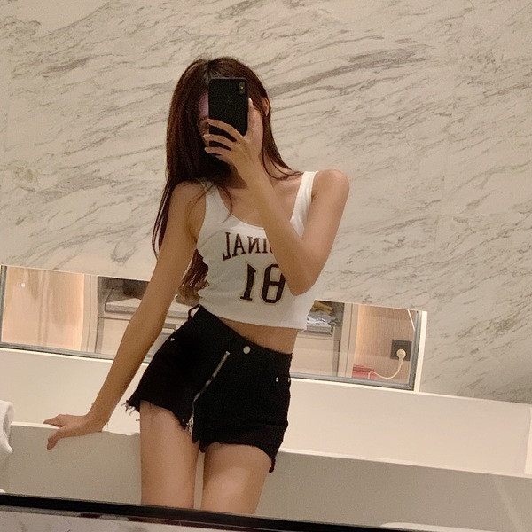 Aktuális női rövidnadrág két színben, cipzárral