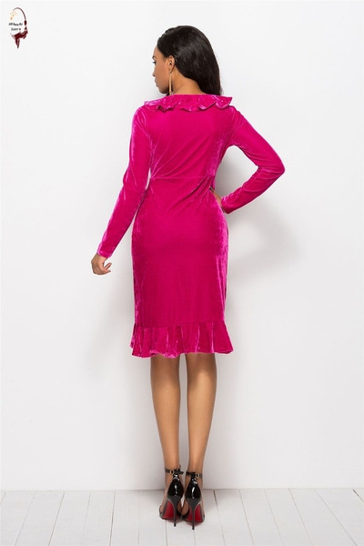 Stílusos női ruha hosszú ujjal, mély dekoltázssal, több színben