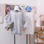 Bluză de damă sport model nou cu glugă în culorile gri, alb și negru