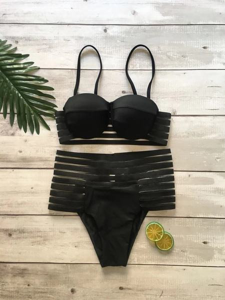 Costum de baie din două piese cu pantaloni cu talie înaltă în negru și roșu