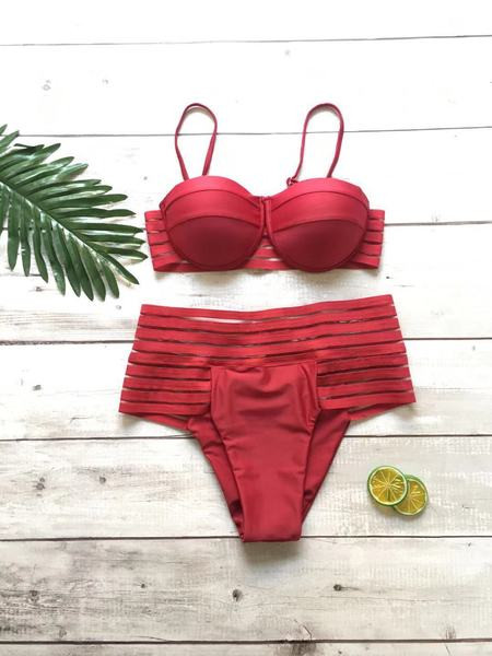 Costum de baie din două piese cu pantaloni cu talie înaltă în negru și roșu