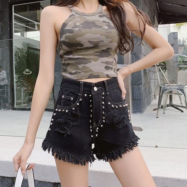 Pantaloni scurți de damă actuali în negru cu element metalic