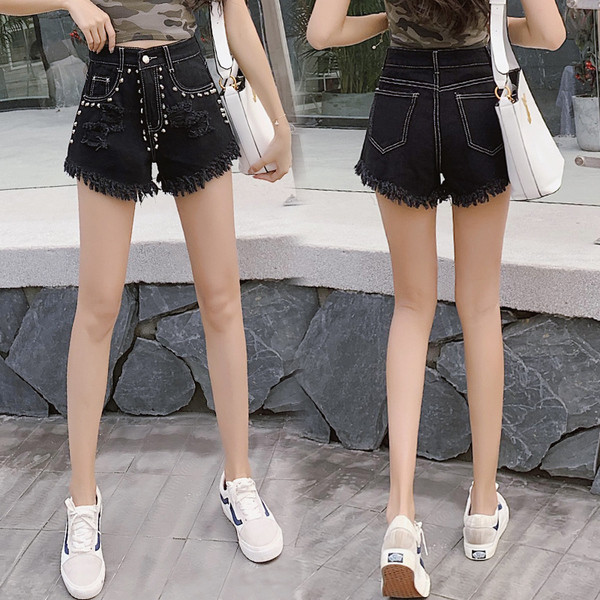 Pantaloni scurți de damă actuali în negru cu element metalic