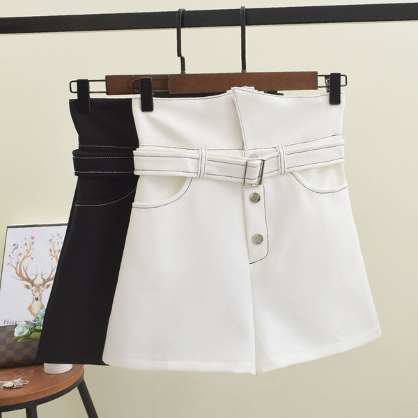 Pantaloni scurți de damă cu talie înaltă în alb-negru