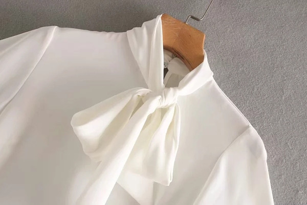 Cămașă actuală de damă cu cravate în alb