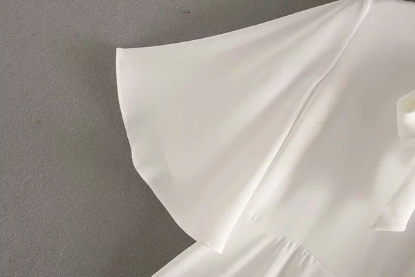 Cămașă actuală de damă cu cravate în alb