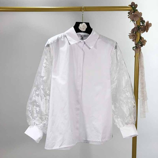 Cămașă albă de damă cu mâneci din dantelă