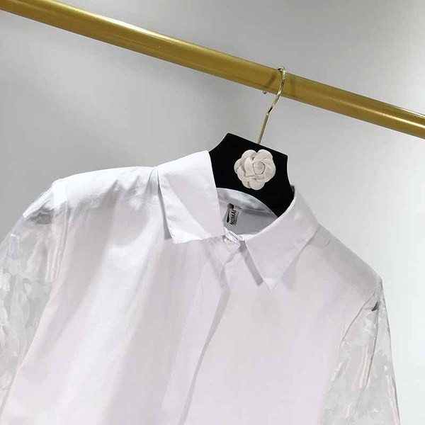 Cămașă albă de damă cu mâneci din dantelă