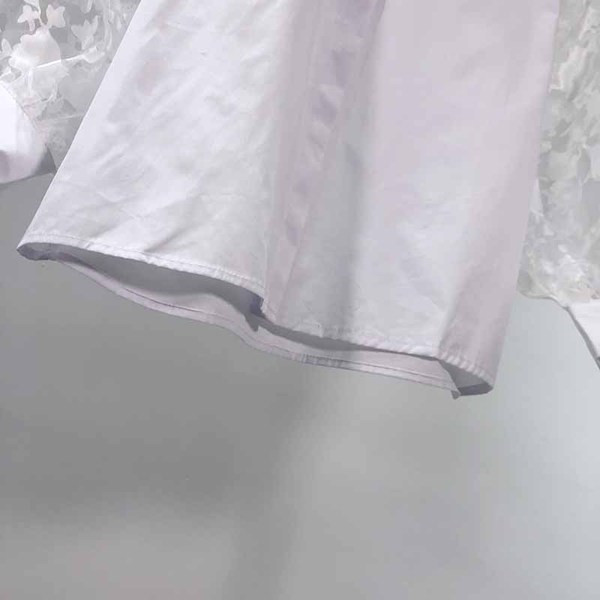 Cămașă albă de damă cu mâneci din dantelă