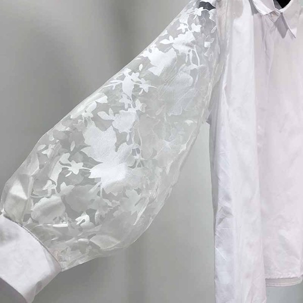 Cămașă albă de damă cu mâneci din dantelă