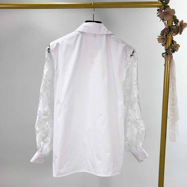 Cămașă albă de damă cu mâneci din dantelă