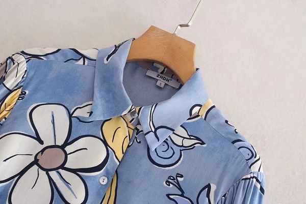 Női ing klasszikus kabáttal, kék virágos motívumokkal