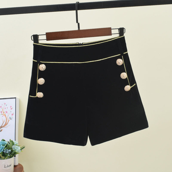 Pantaloni scurți de damă cu nasturi în negru