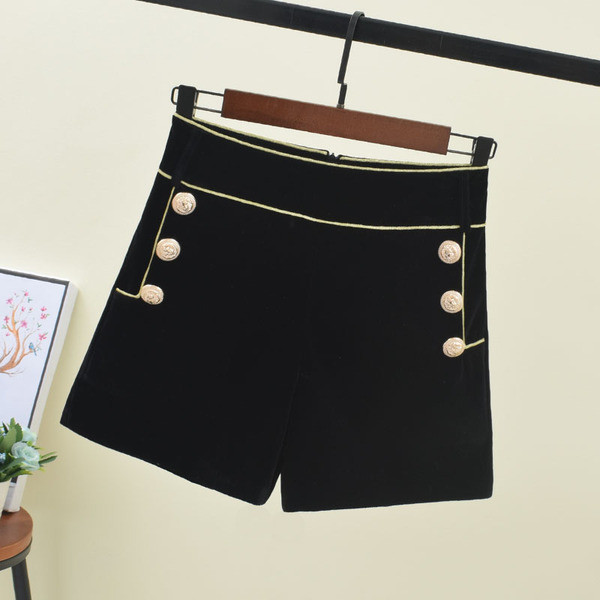 Pantaloni scurți de damă cu nasturi în negru