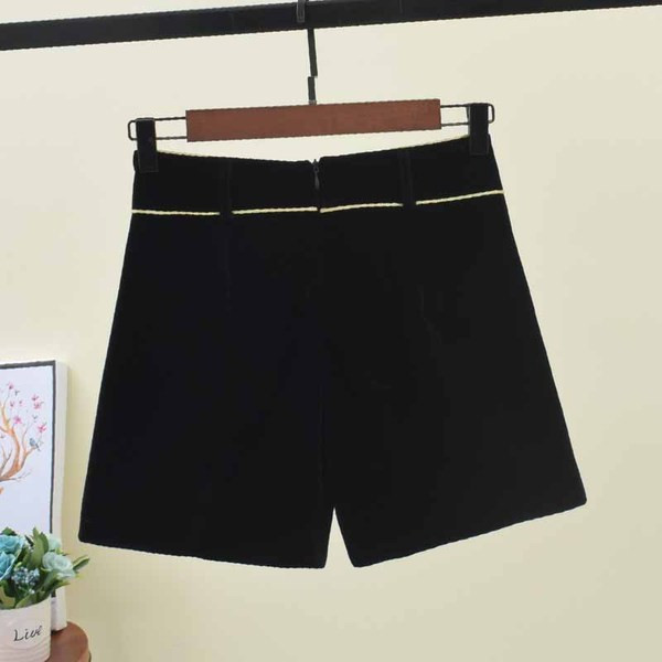 Pantaloni scurți de damă cu nasturi în negru