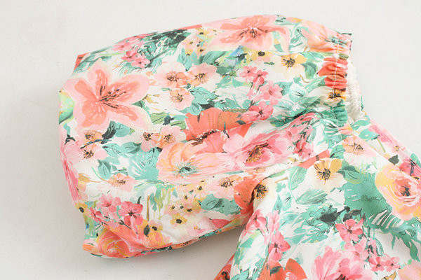 Bluză de damă modernă cu motive florale și decolteu în V