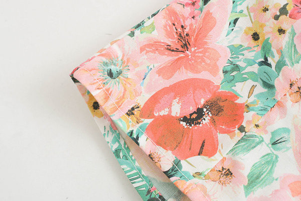 Bluză de damă modernă cu motive florale și decolteu în V