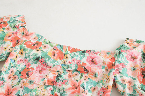 Bluză de damă modernă cu motive florale și decolteu în V