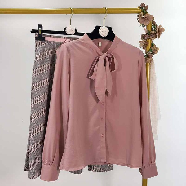 Set de dama de fusta in carouri si camasa cu maneca lunga