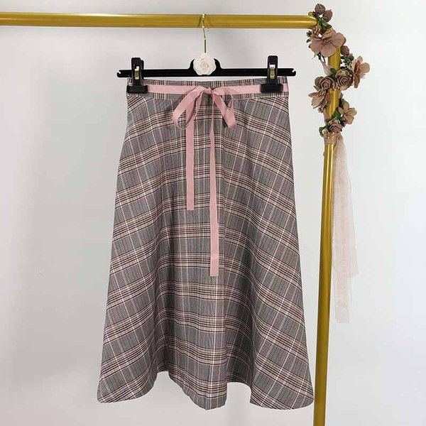 Set de dama de fusta in carouri si camasa cu maneca lunga