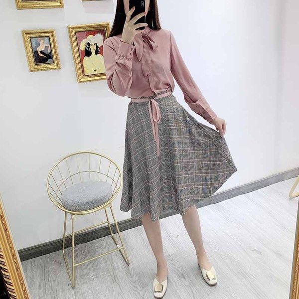 Set de dama de fusta in carouri si camasa cu maneca lunga