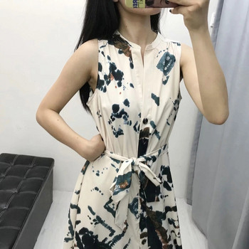 Alkalmi női ruha gombokkal és övvel