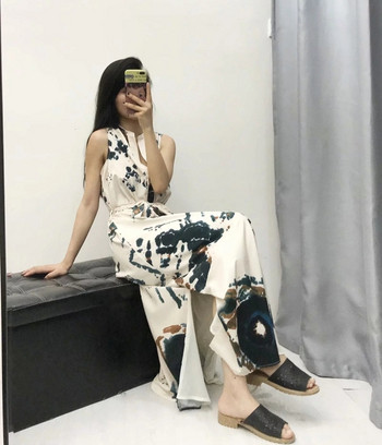 Alkalmi női ruha gombokkal és övvel