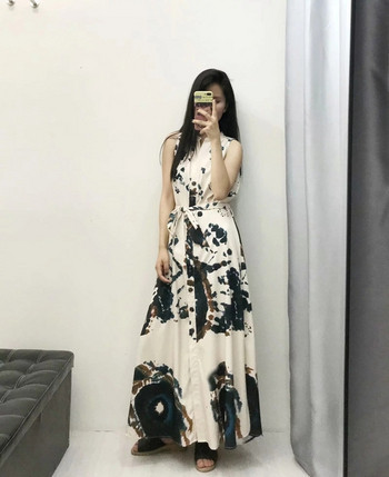 Alkalmi női ruha gombokkal és övvel