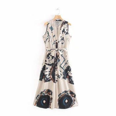 Alkalmi női ruha gombokkal és övvel